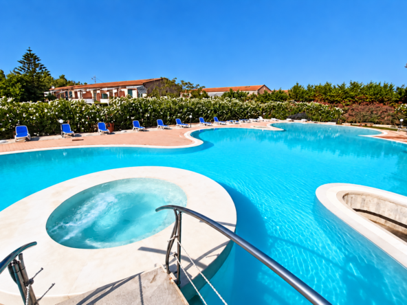 Piscina panoramica con spa circolare