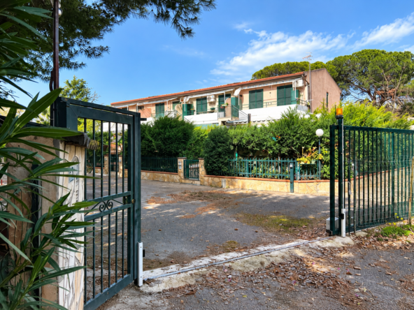 Villa residenziale dietro cancelli aperti